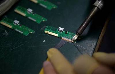 匠心鑄就精工 焊槍下的微毫傳奇——記巴渝工匠的電子維護絕技
